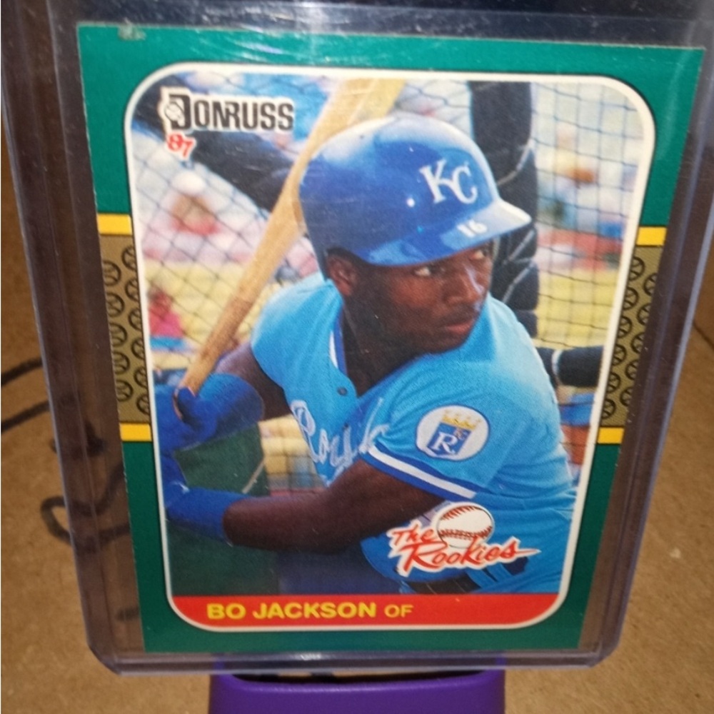 Donruss Bo Jackson Rookie Card (RARE, 4 SHARP CORNERS)